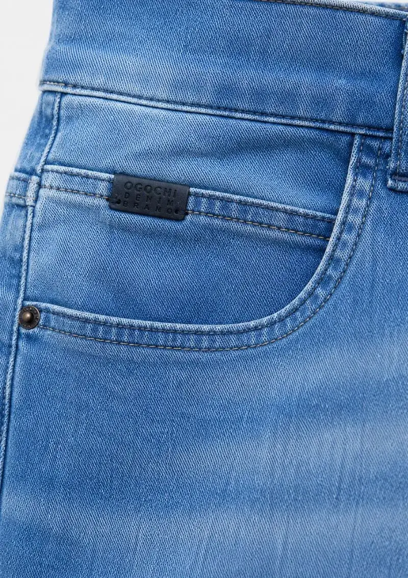 CALÇA JEANS SLIM LAVAGEM CLARA ETIQUETA DE COURO (CALÇA 5 POCKETS SLIM)