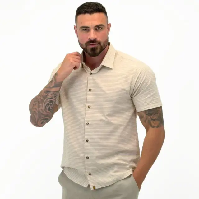 CAMISA MASC ESSENCIAL SLIM (BEGE LISTRADA)